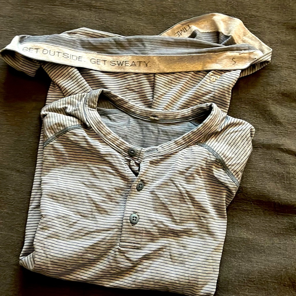 Lululemon Men's 3 Button Henley T Shirt in Blue Size Small